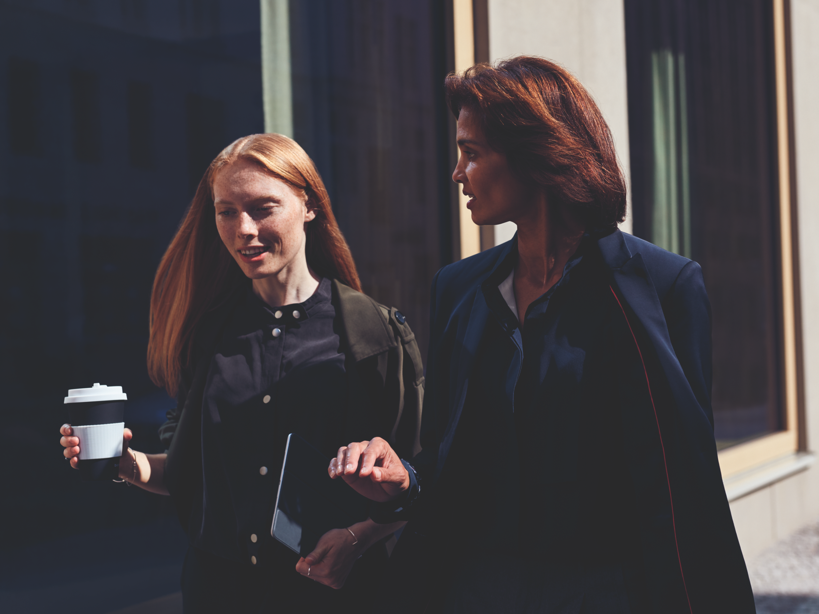 Fahrtenbuch. Zwei Frauen unterhalten sich.