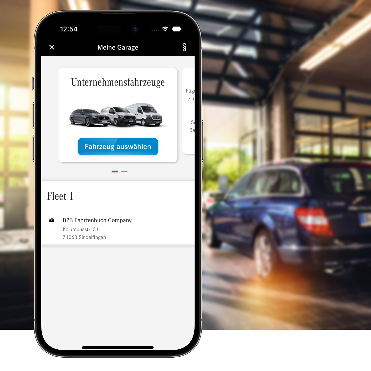 Mercedes-Benz Fahrtenbuch für Geschäftskunden | Mercedes-Benz. Ein Handy in einer Garage.