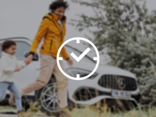 Mutter und Kind laufen von einem Mercedes-Benz los.
