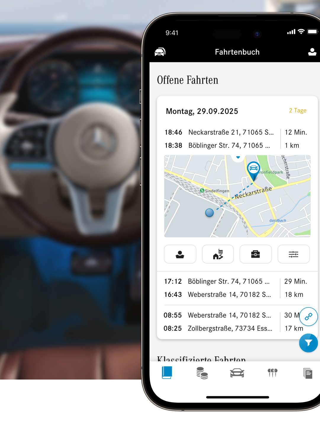 Ein Handy vor einem Lenkrad.
