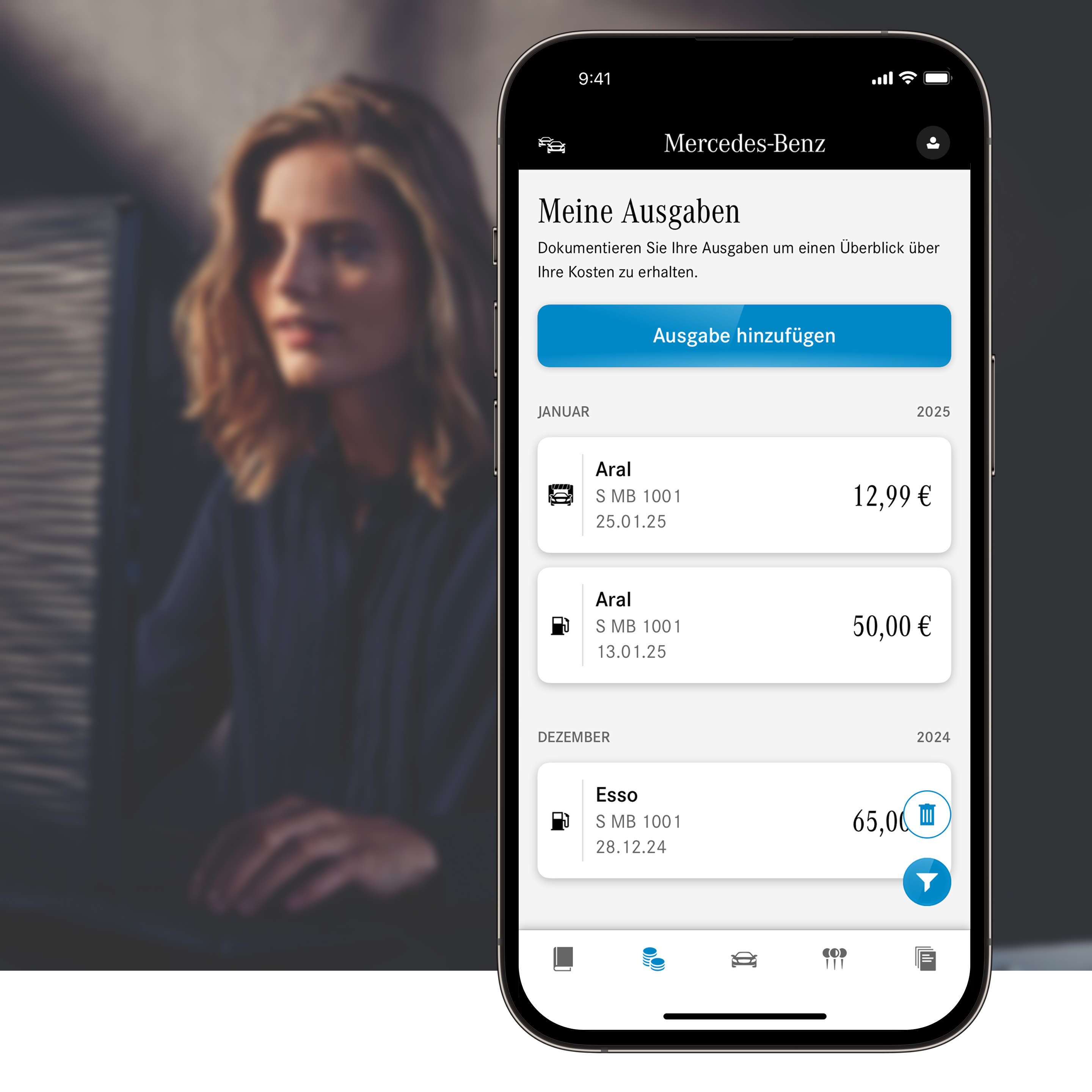 Mercedes-Benz Fahrtenbuch für Geschäftskunden | Mercedes-Benz. Eine Frau in einem dunklen Outfit verschwommen im Hintergrund, im Vordergrund ein Handy, welches das Mercedes-Benz Fahrtenbuch als App zeigt.