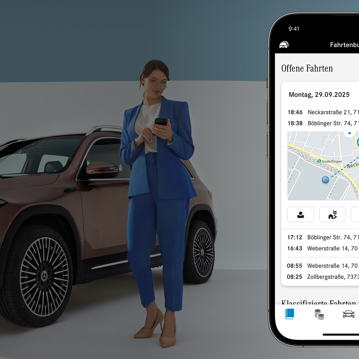 Eine Frau in blauem Anzug hält ein Handy in ihrer Hand. Im Hintergrund steht ein Mercedes-Benz.