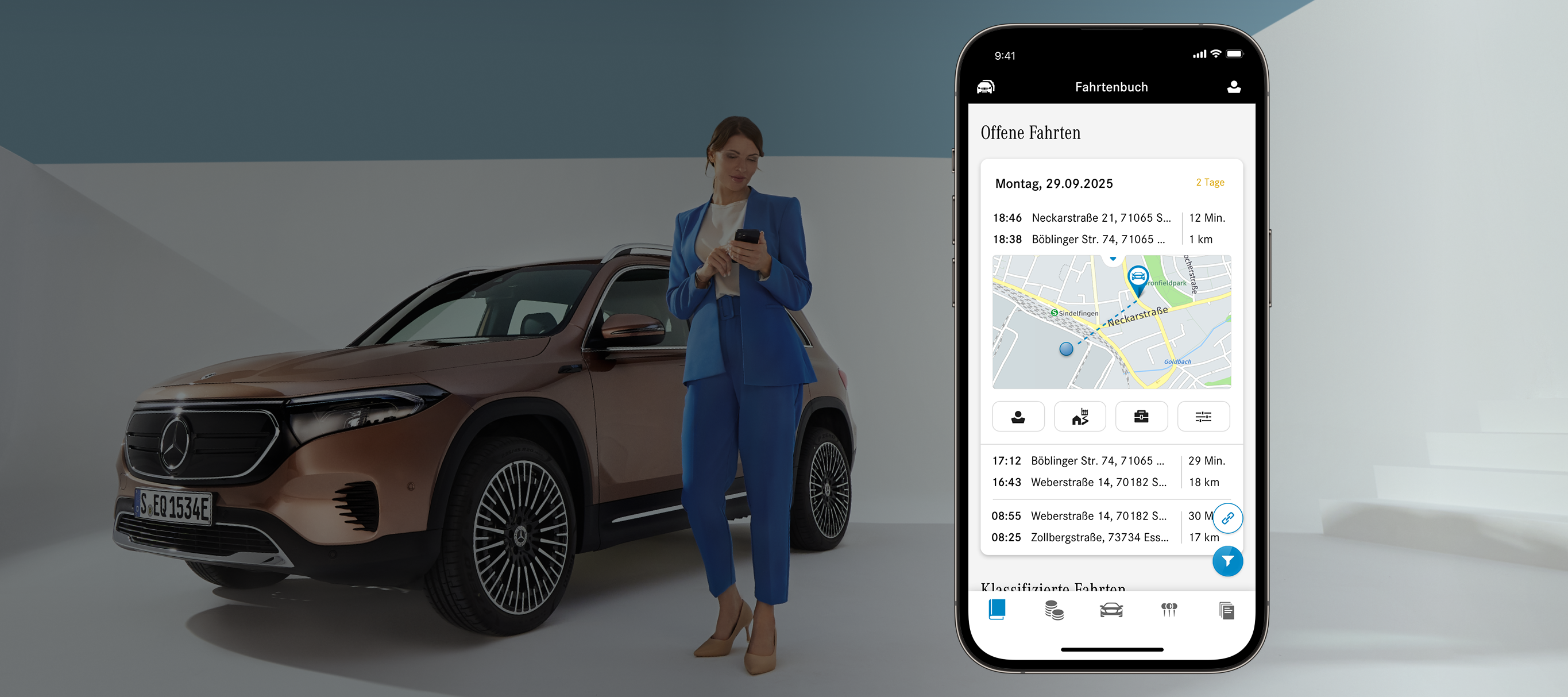 Mercedes-Benz Fahrtenbuch. Eine Frau in blauem Anzug hält ein Handy in ihrer Hand. Im Hintergrund steht ein Mercedes-Benz.