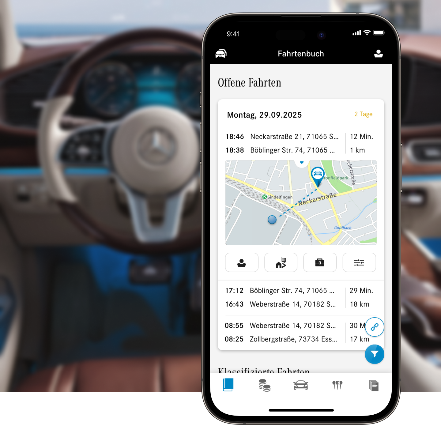 Mercedes-Benz Fahrtenbuch. Ein Handy vor einem Lenkrad.