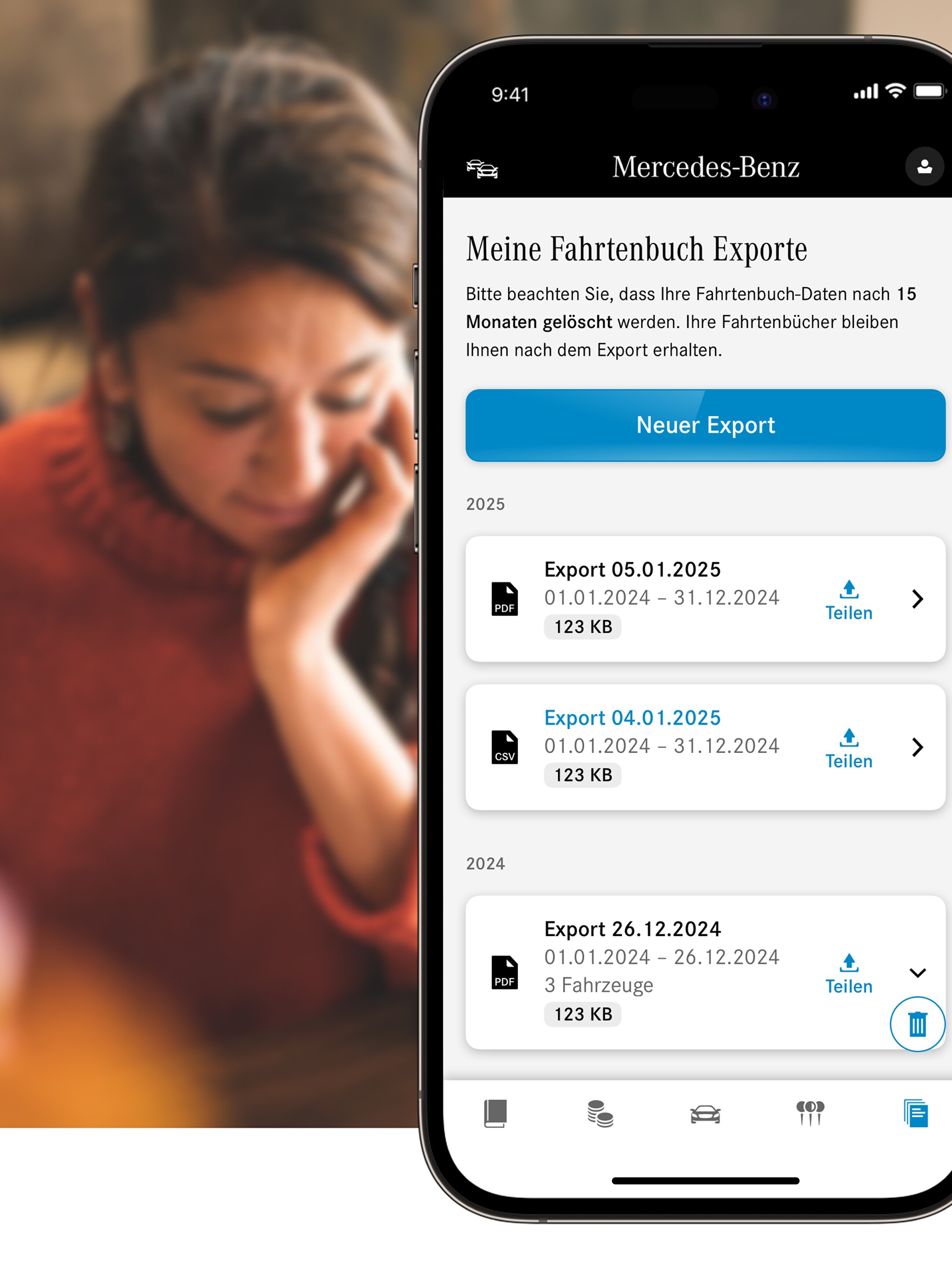Eine Frau stützt ihren Kopf auf ihrer Hand auf.