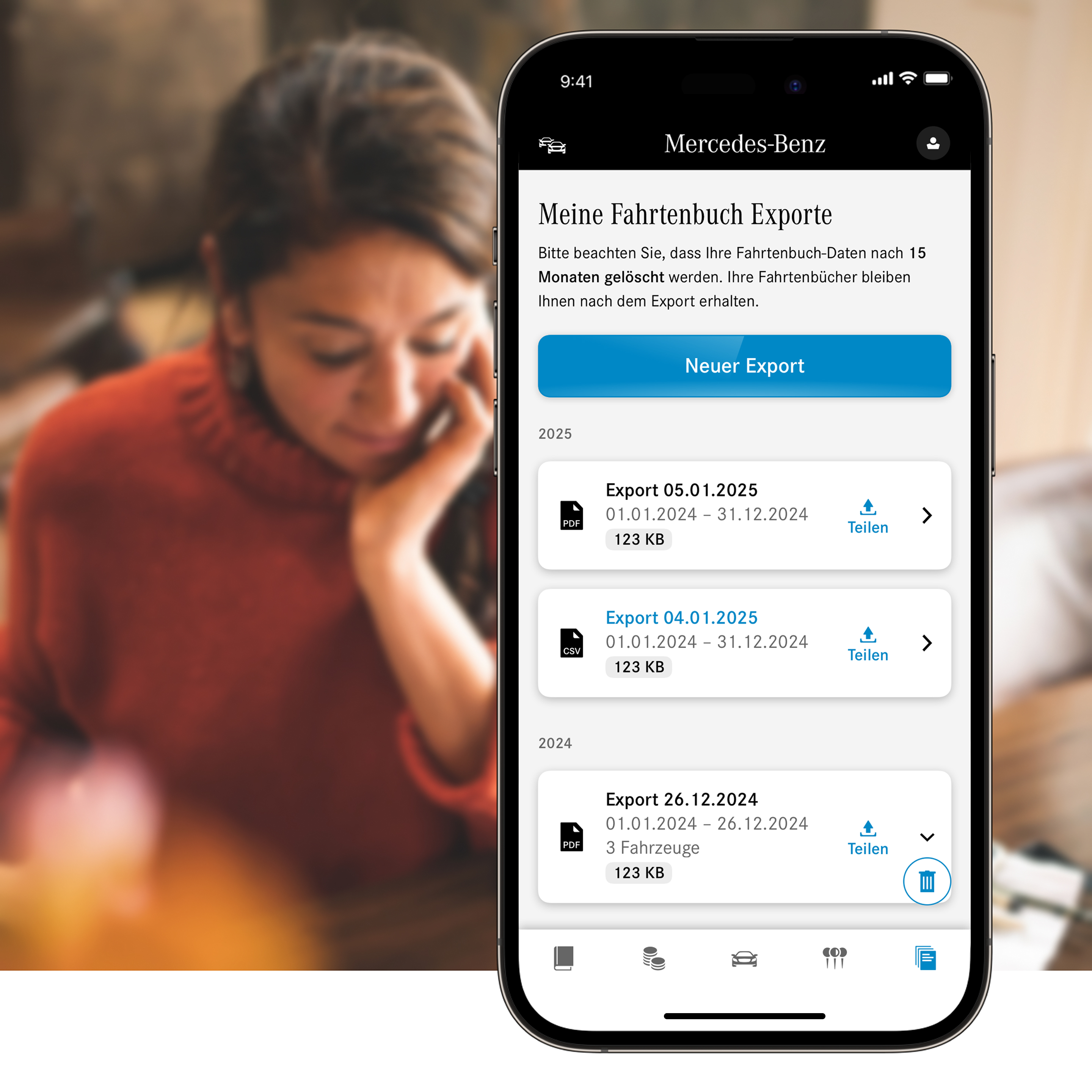 Mercedes-Benz Fahrtenbuch. Eine Frau stützt ihren Kopf auf ihrer Hand auf.