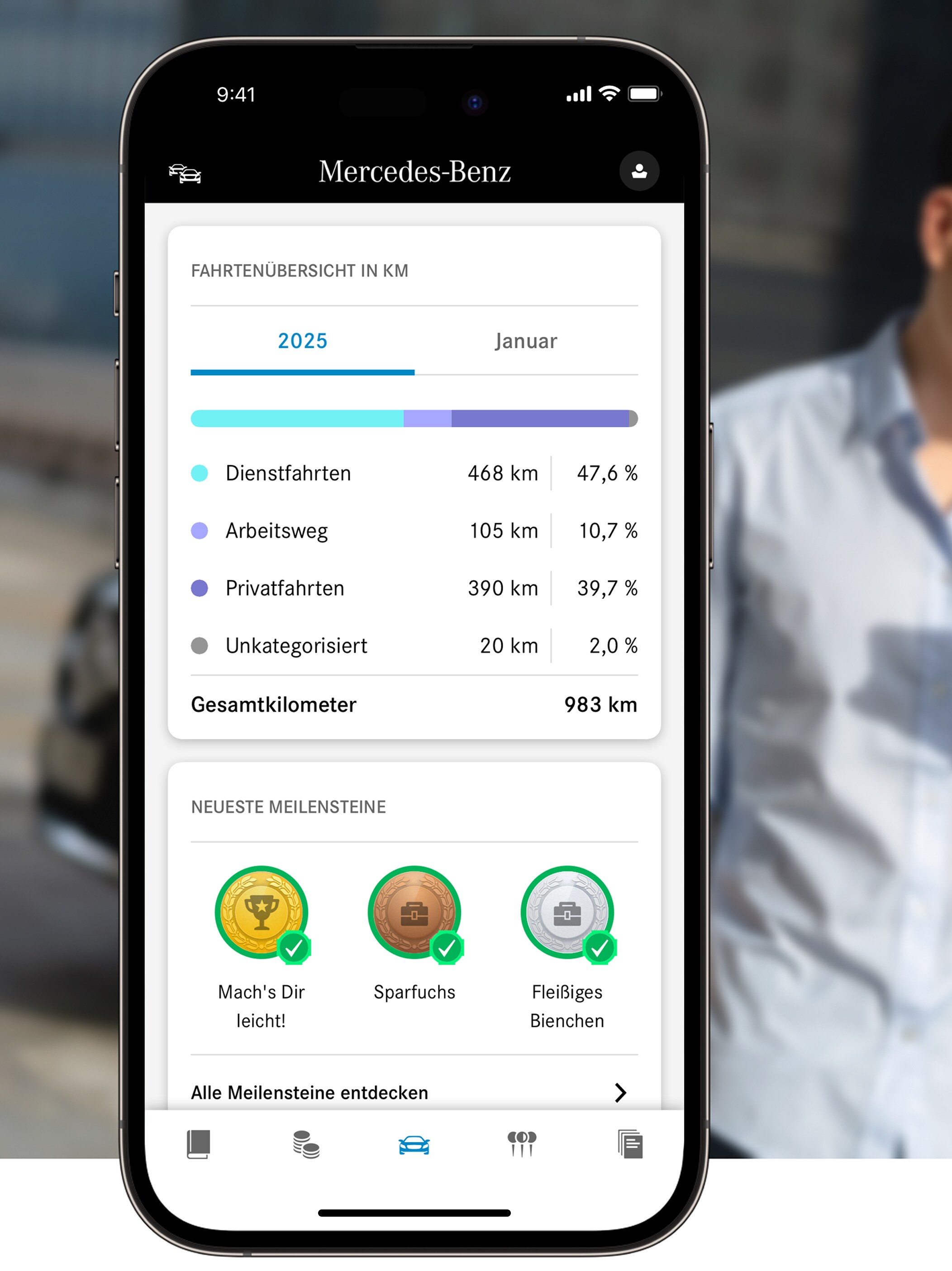Ein Mann schaut auf sein Handy.