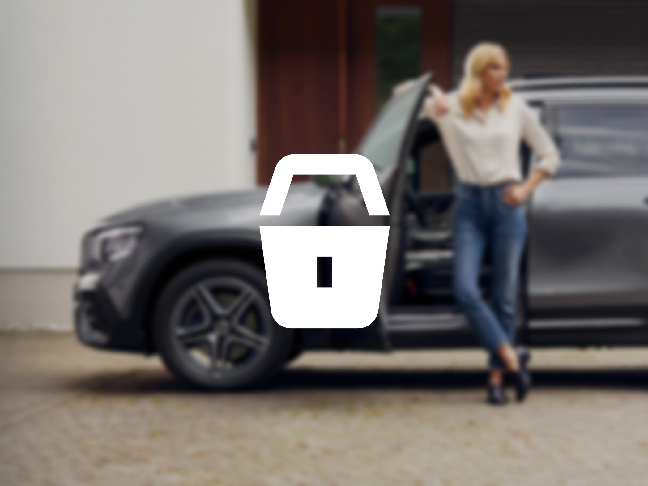 Eine Frau ist an eine geöffnete Autotür gelehnt und schaut in die Ferne.