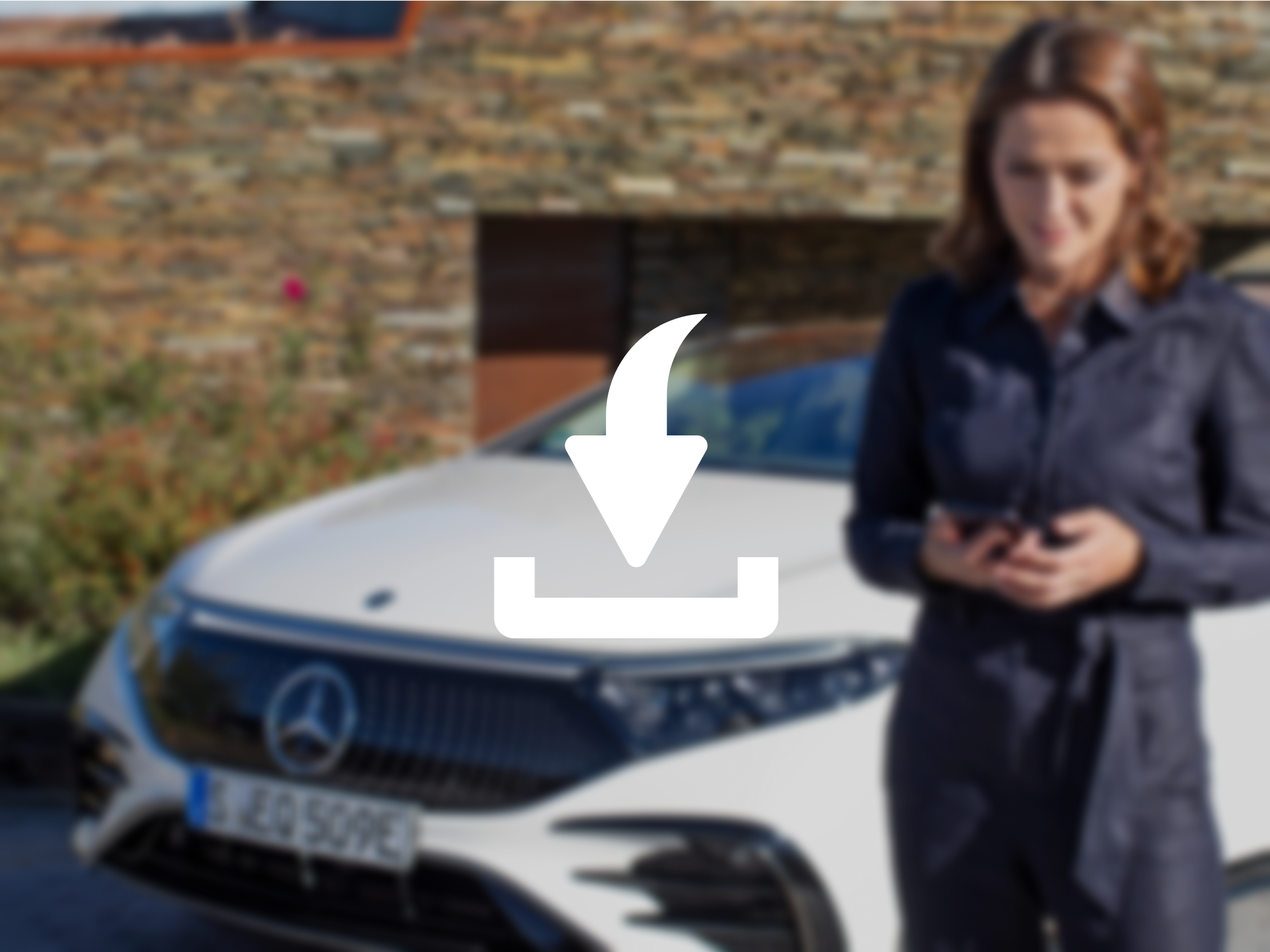 Eine Person schaut auf ein Handy.