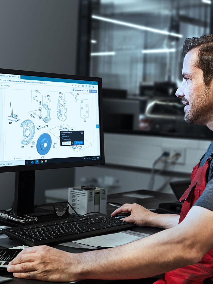 Ein Mann bestellt etwas an einem PC.