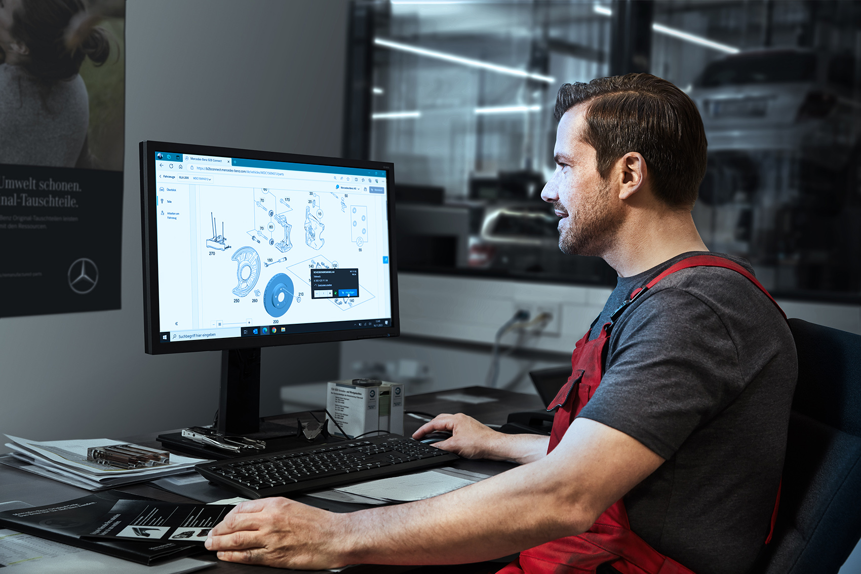 PARTSpro+ | Mercedes-Benz. Ein Mann bestellt etwas an einem PC.