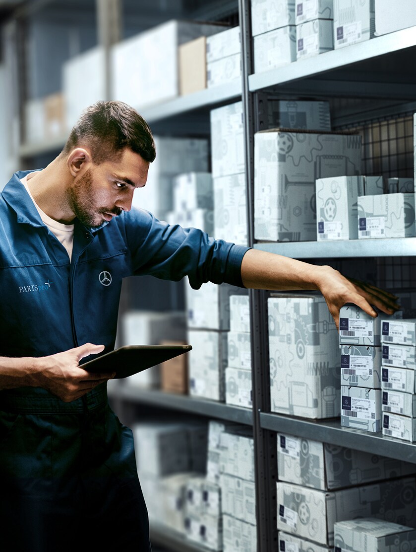 Ein Mann sucht etwas in einem Lager.