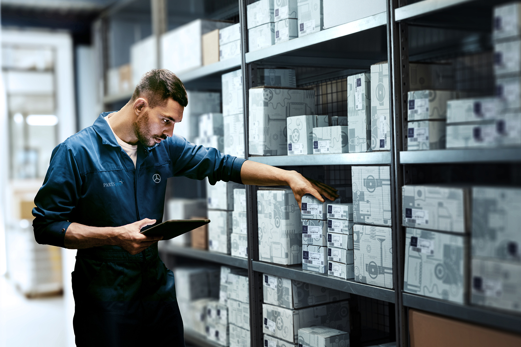 PARTSpro+ | Mercedes-Benz. Ein Mann sucht etwas in einem Lager.