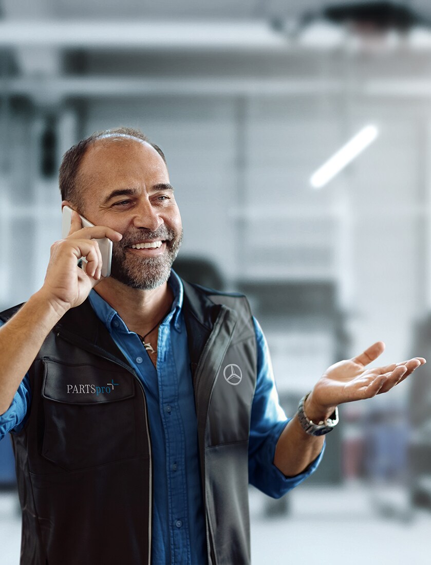 Ein Mann lächelt beim Telefonieren.