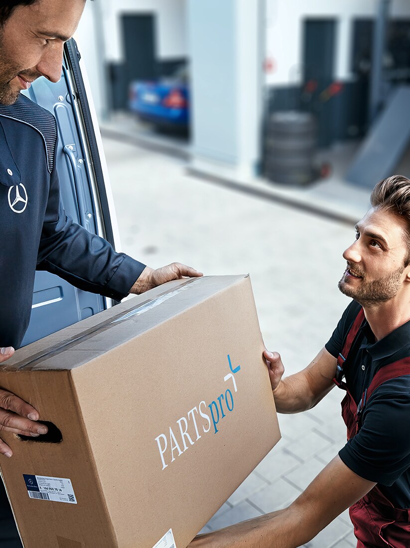 Ein Mann übergibt ein Paket.
