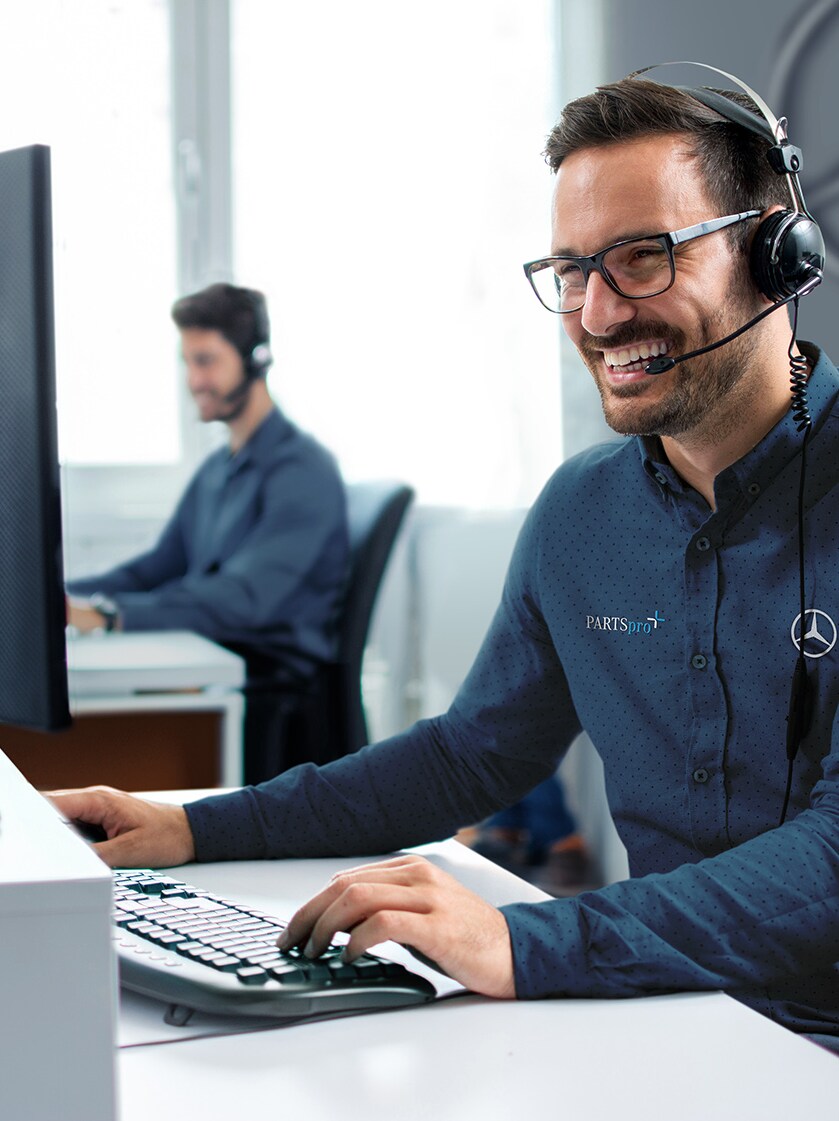 Ein Callcenter mit Mitarbeitern.