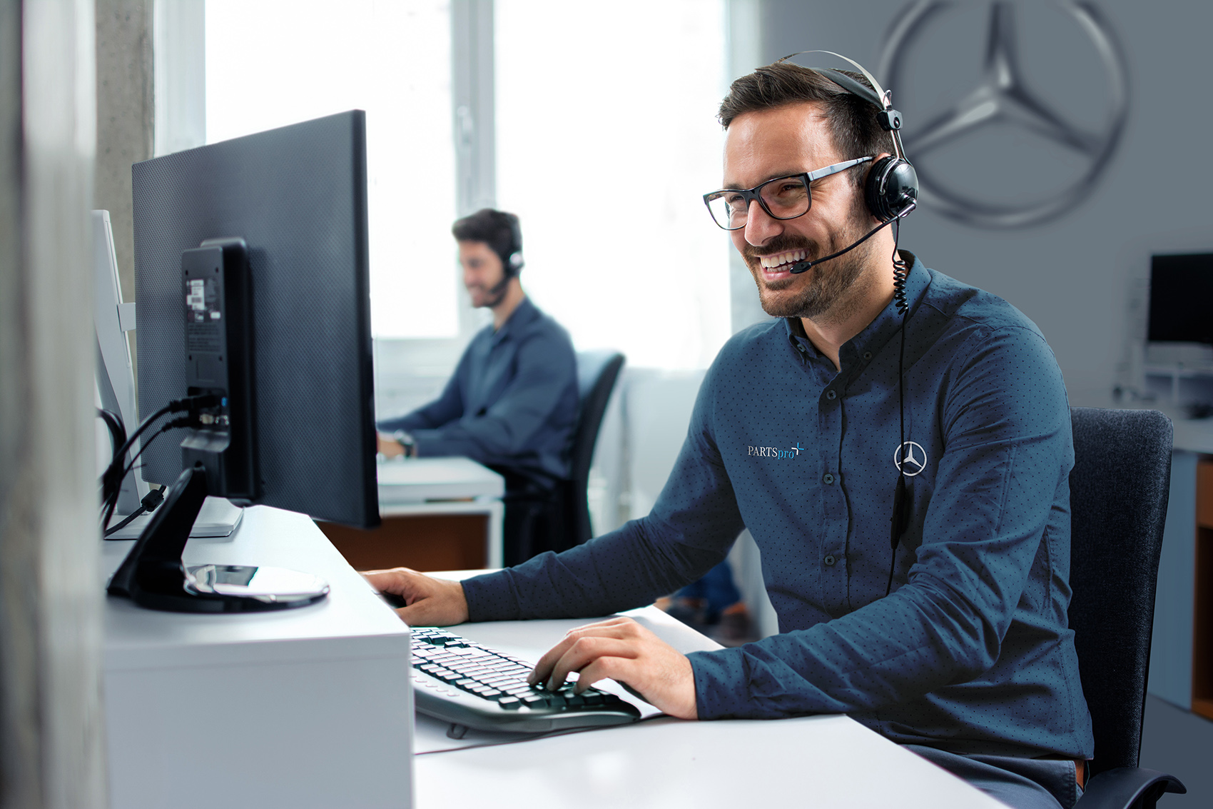 PARTSpro+ | Mercedes-Benz. Ein Callcenter mit Mitarbeitern.