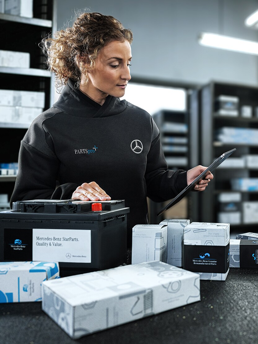 Eine Frau packt verschiedene Teile als Paket.