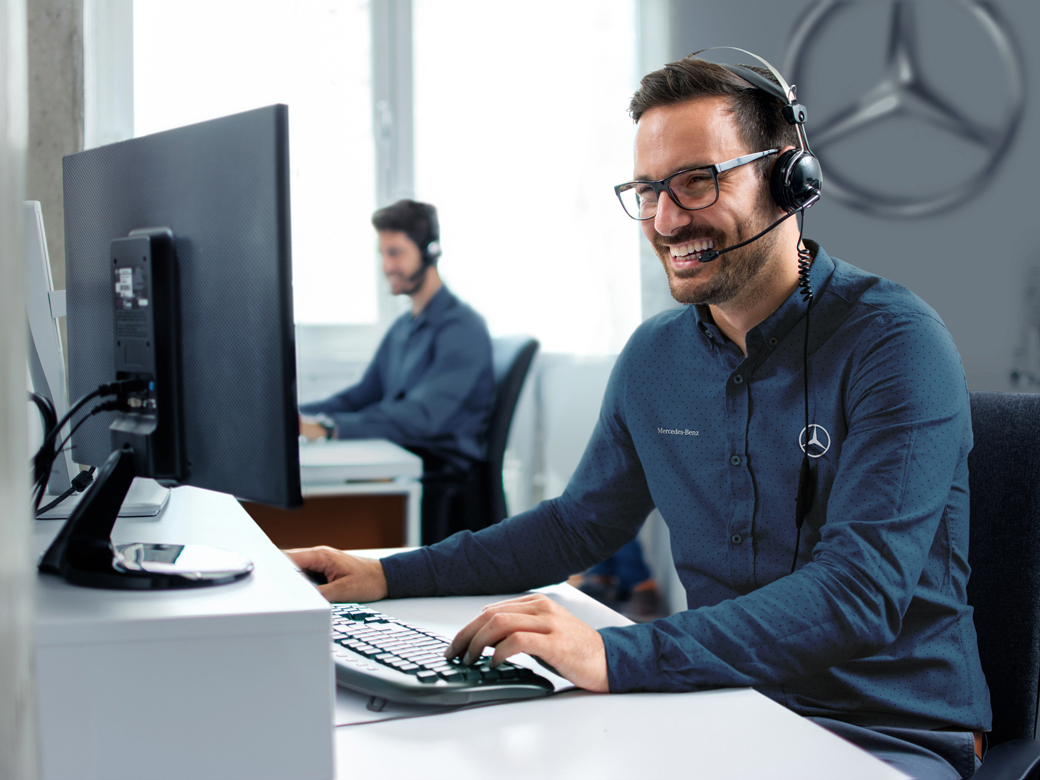 PARTSpro+ | Mercedes-Benz. Ein Callcenter mit Mitarbeitern.