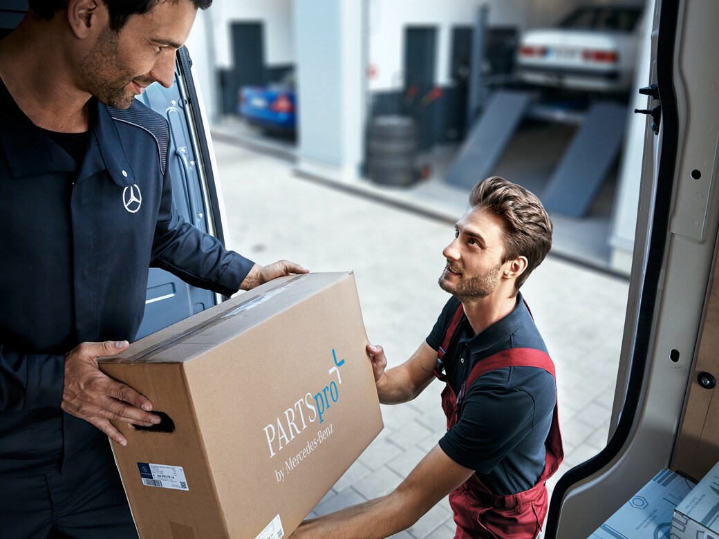 Ein Mann übergibt ein Paket.
