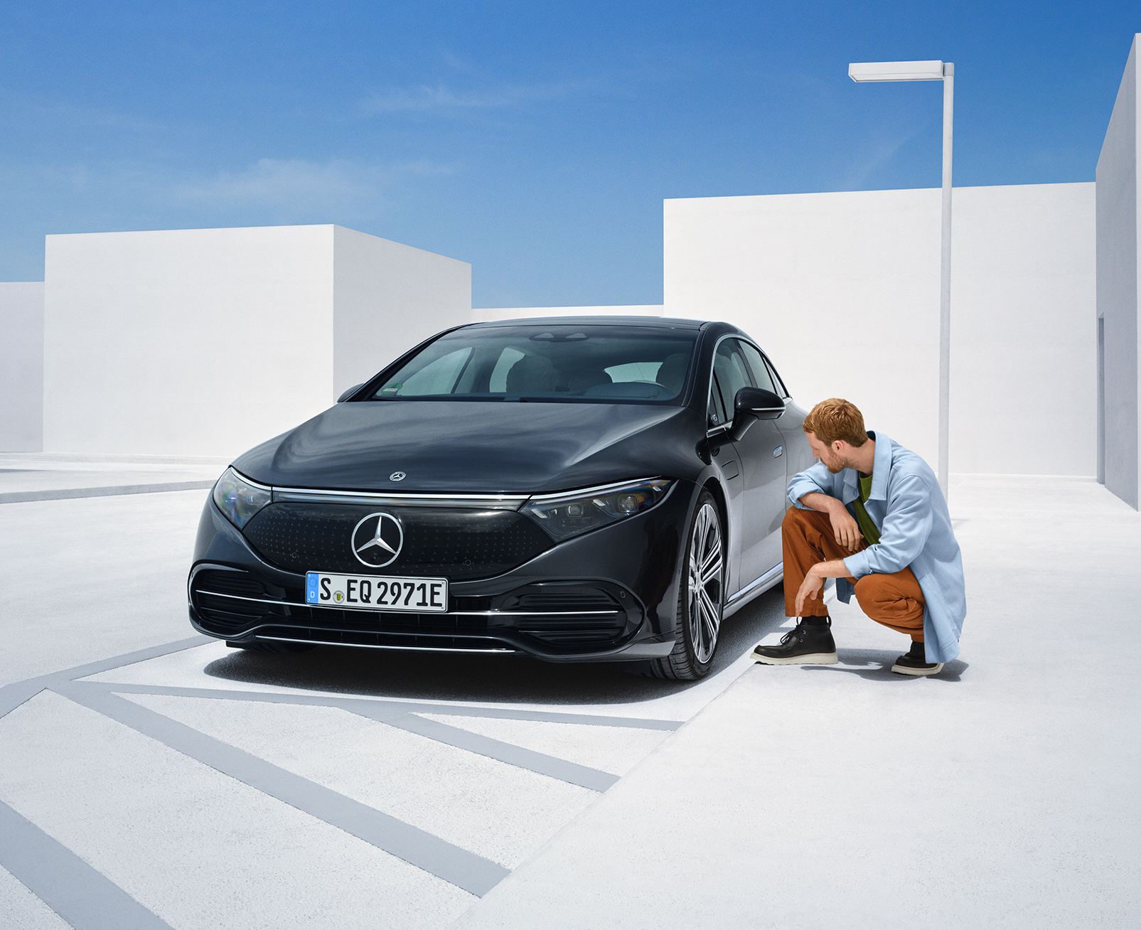 Schaden melden Ein Mann untersucht seinen Mercedes-Benz auf Schäden.