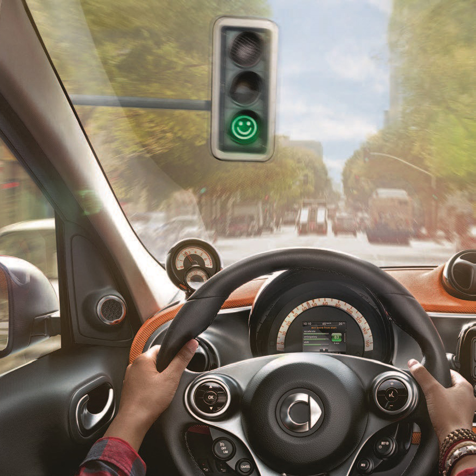 Service | smart Ein schwarzes smart Lenkrad, gesteuert von einer Person