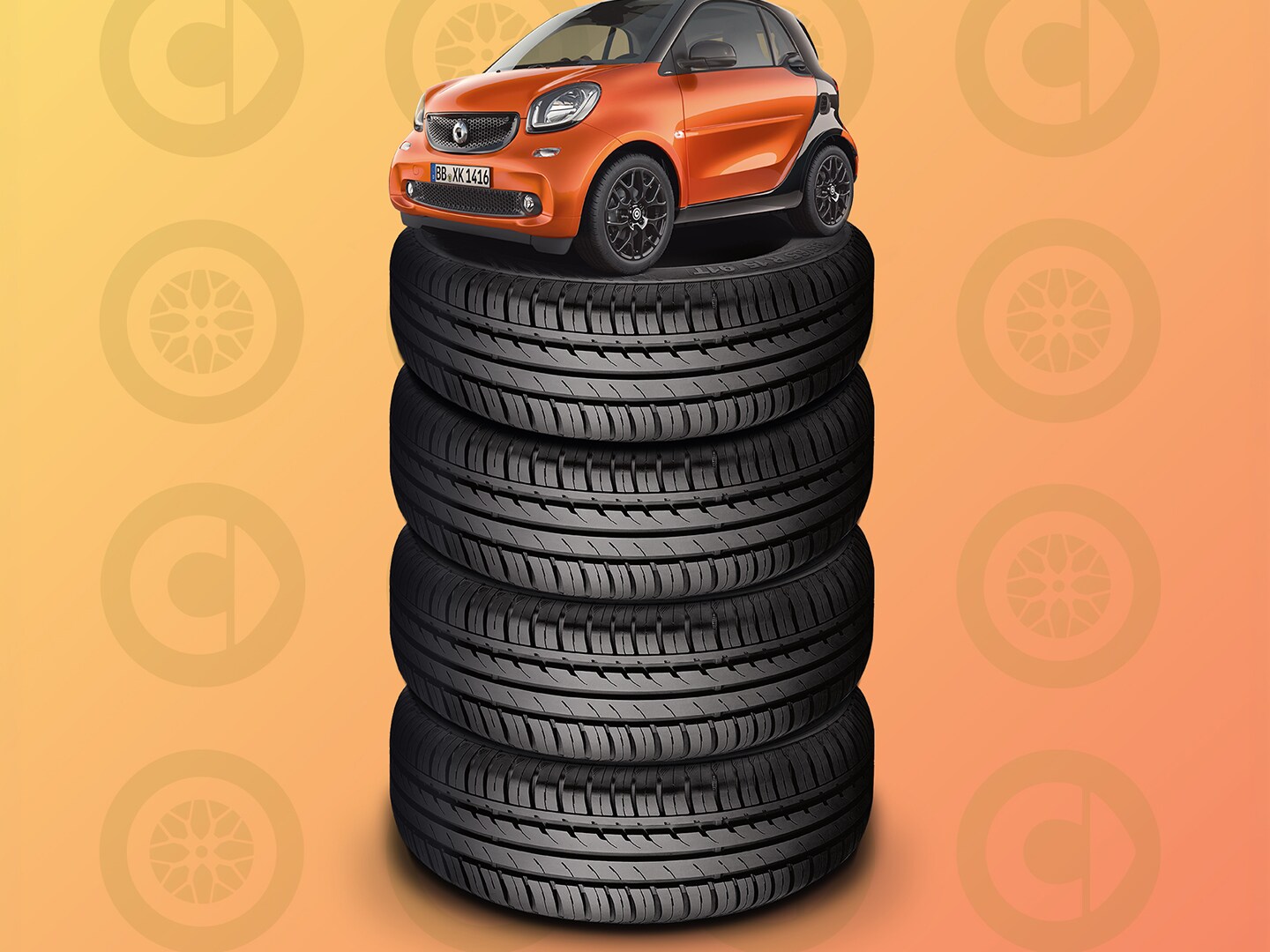 Ein Stapel Reifen vor einem orangenem Hintergrund mit einem kleinen Smart auf der Spitze. Der Smart trägt eine Krone.