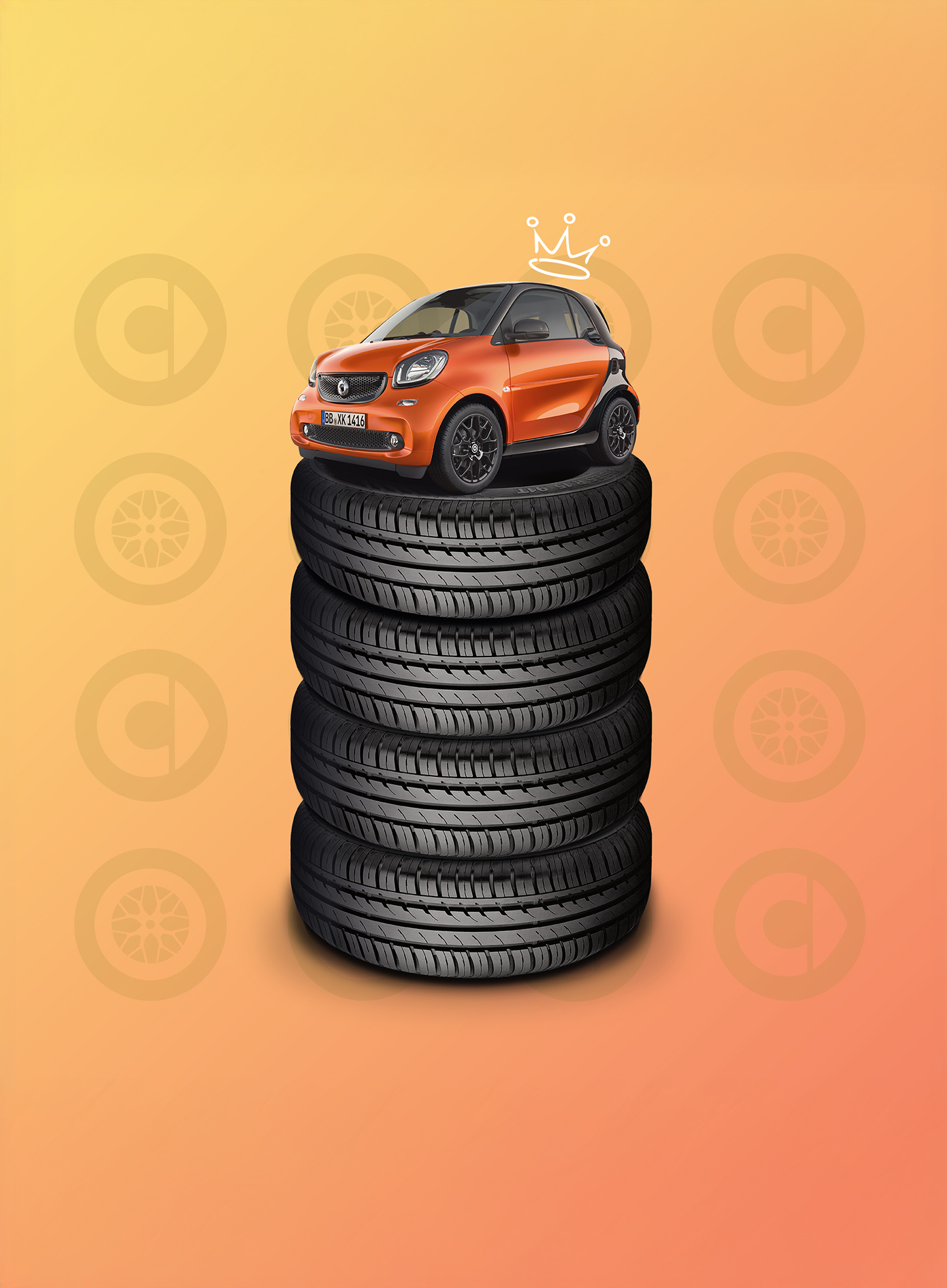 smart Ein Stapel Reifen vor einem orangenem Hintergrund mit einem kleinen Smart auf der Spitze. Der Smart trägt eine Krone.
