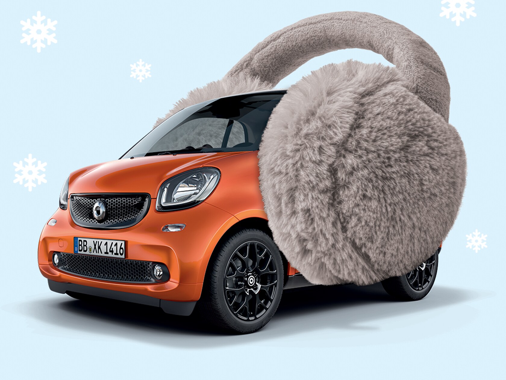 ein roter, matter smart mit Herbstblättern