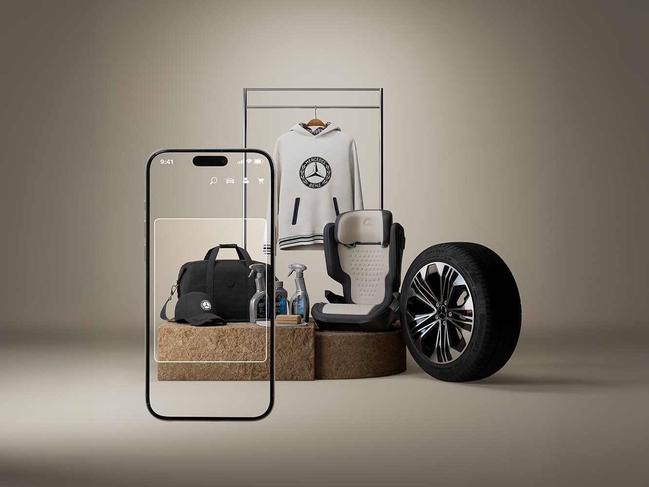 Verschiedene Produkte aus dem Mercedes-Benz Online Store sind ästhetisch arrangiert.