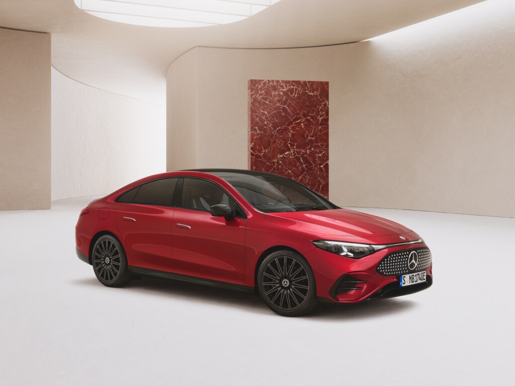 Range Bild mit einem roten PHEV Modell von Mercedes-Benz auf einem hellen Untergrund.