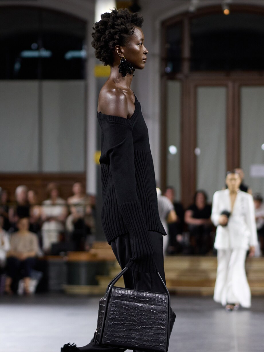 Ein schwarz gekleidetes Model auf dem Laufsteg der MBFW #3.