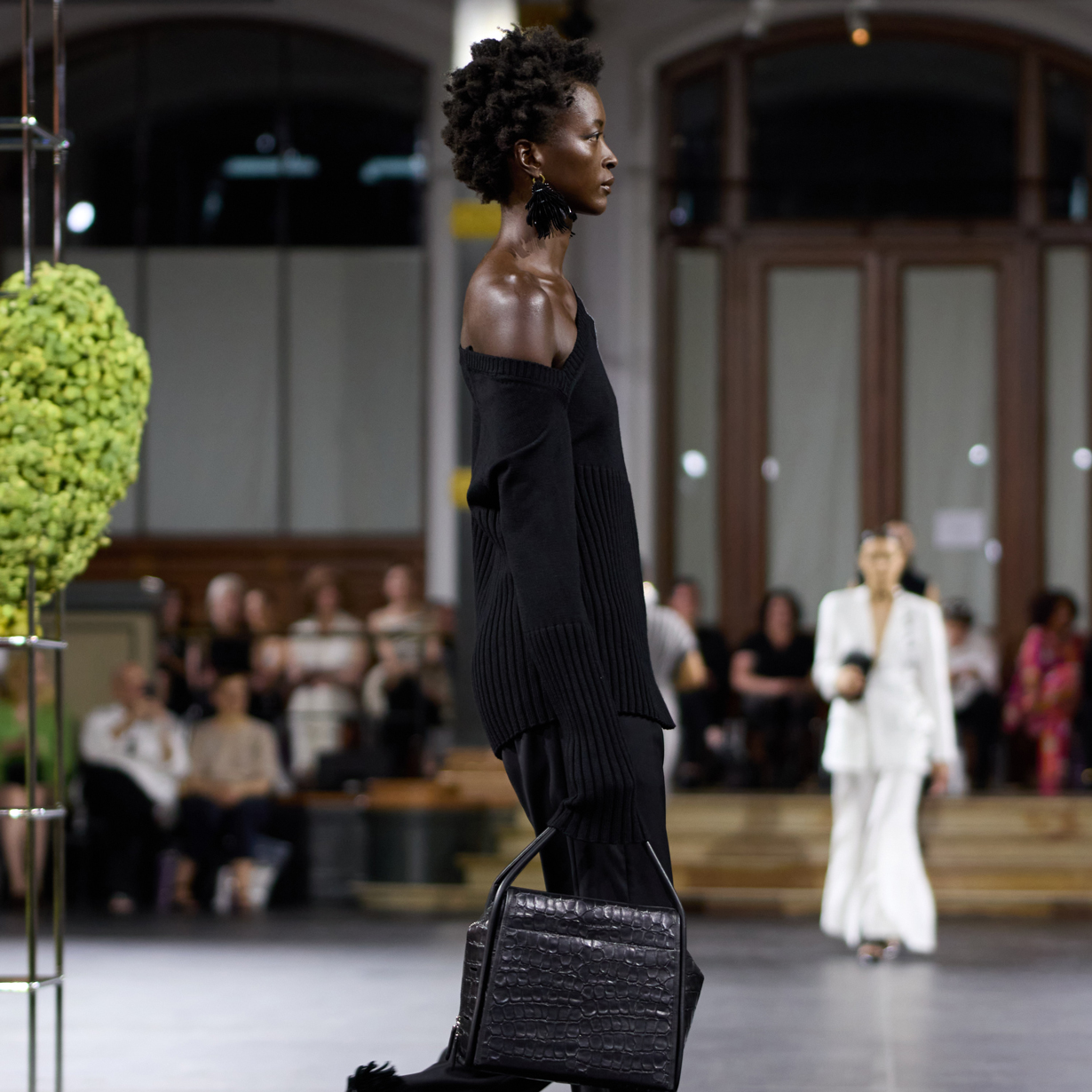 MBFM #3 x WILLIAM FAN Ein schwarz gekleidetes Model auf dem Laufsteg der MBFW #3.