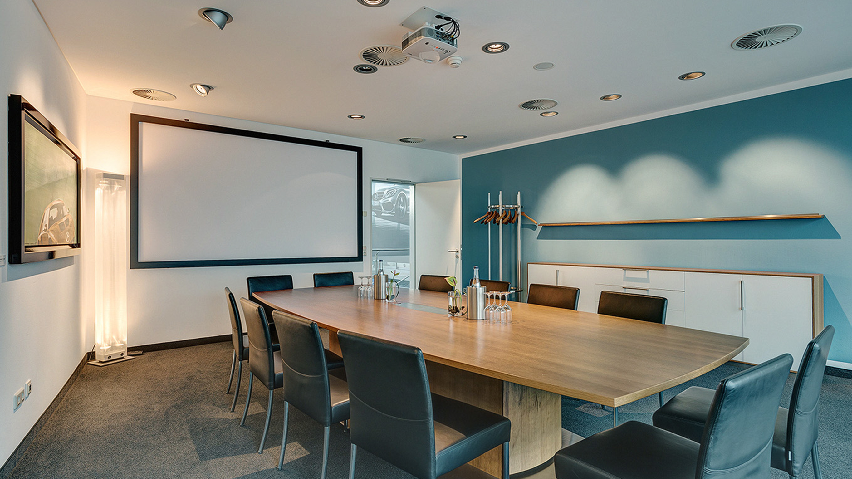 Konferenzen im Kundencenter | Mercedes‑Benz. Mercedes-Benz Kundencenter Bremen Konferenzraum