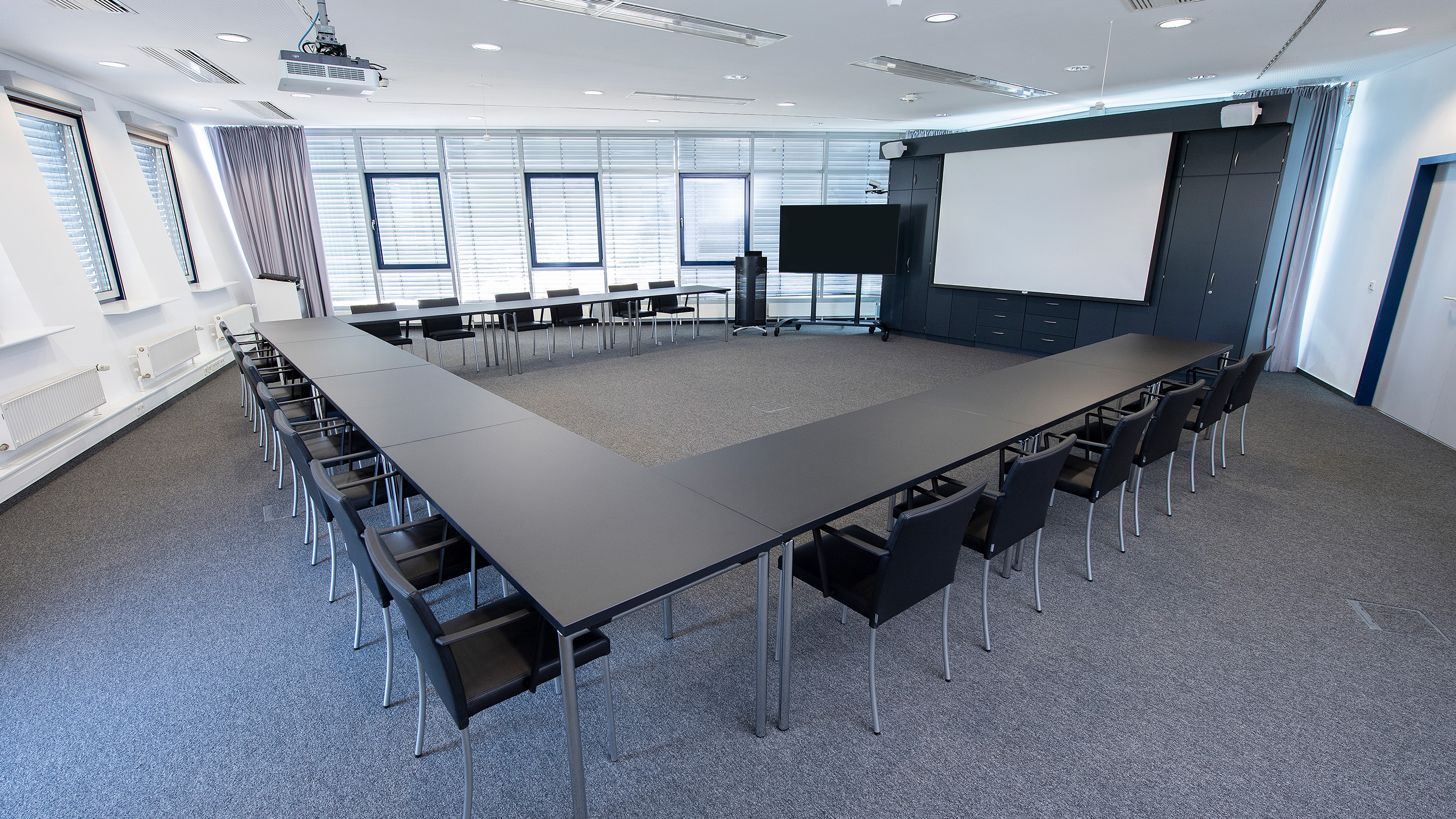 Konferenzen im Kundencenter | Mercedes‑Benz. Kundencenter Sindelfingen - Großer Konferenzraum