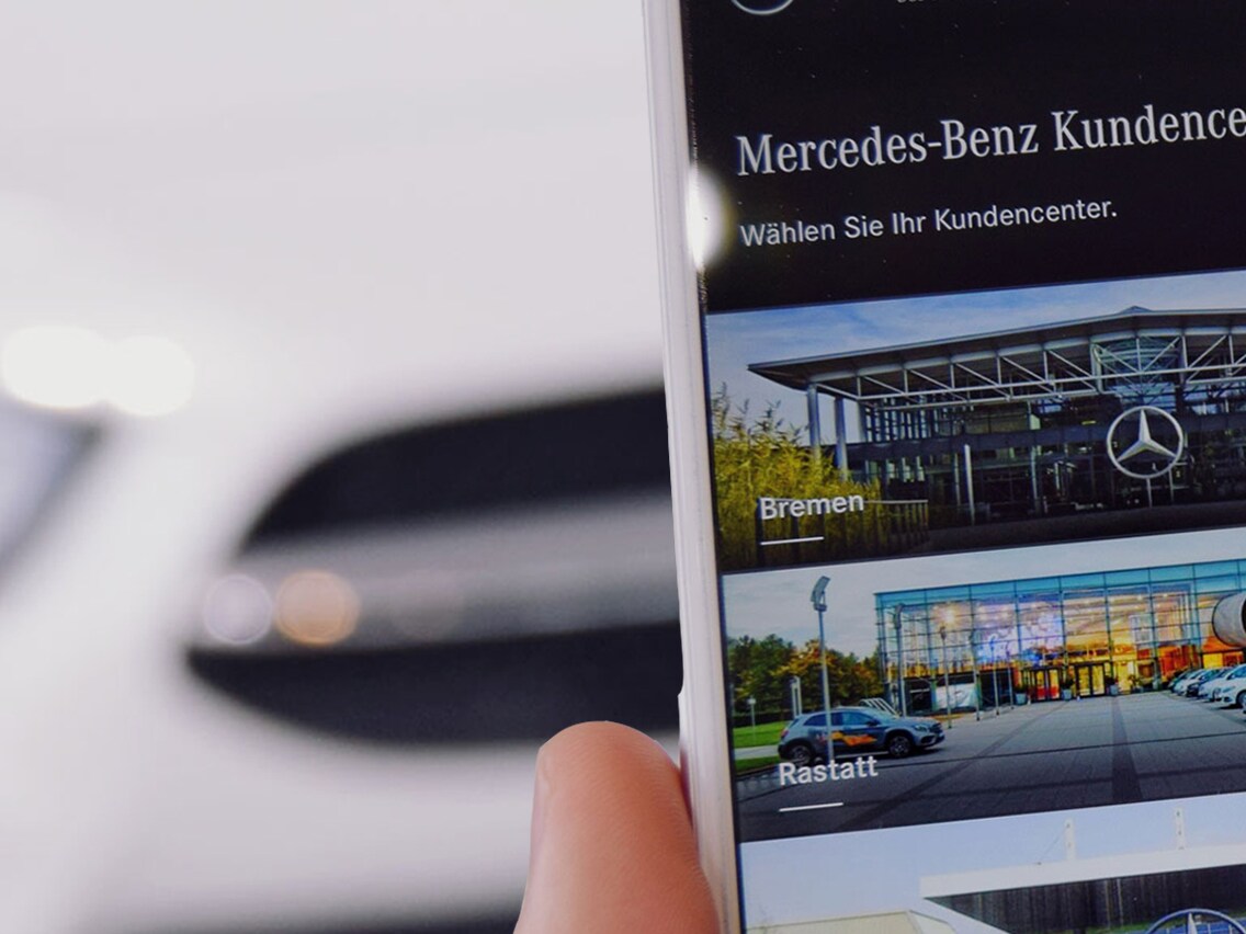 Ein Handybildschirm bildet einer Übersicht alles Mercedes-Benz Kundencenter ab.
