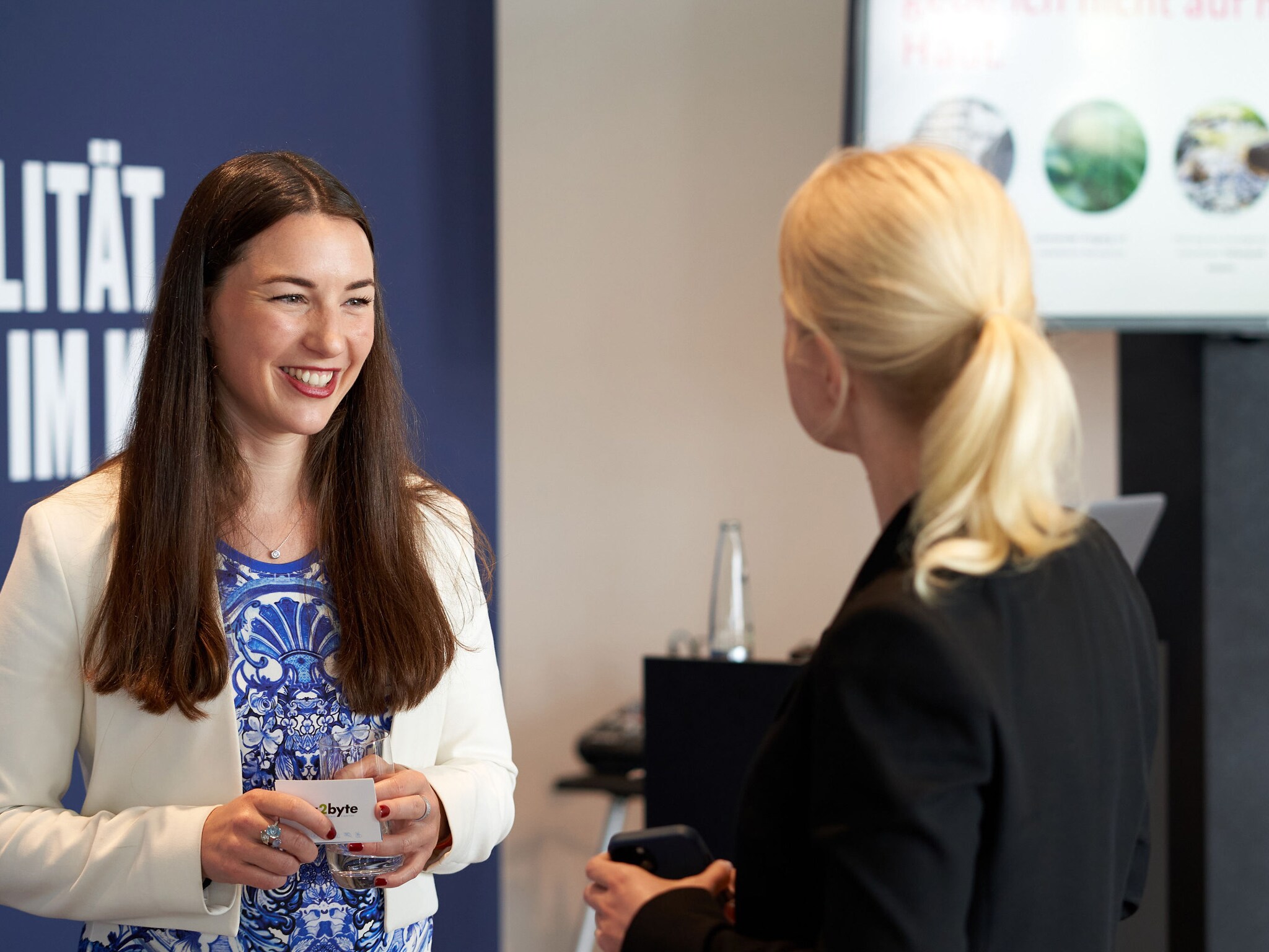 Eine Person in roter Kleidung läuft über die Straße auf ein Mercedes-Benz Modell zu