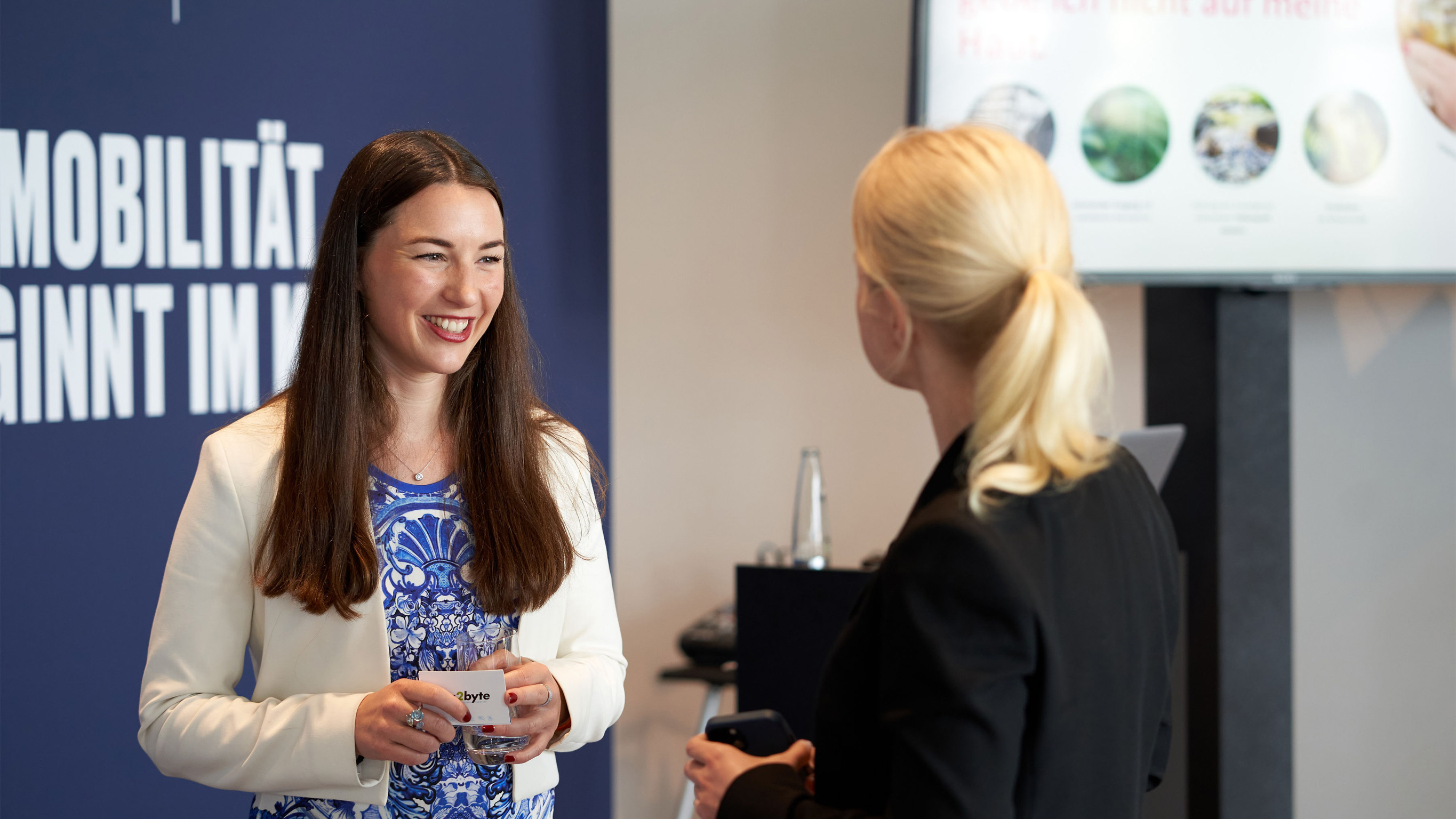 She's Mercedes Eine Person in roter Kleidung läuft über die Straße auf ein Mercedes-Benz Modell zu