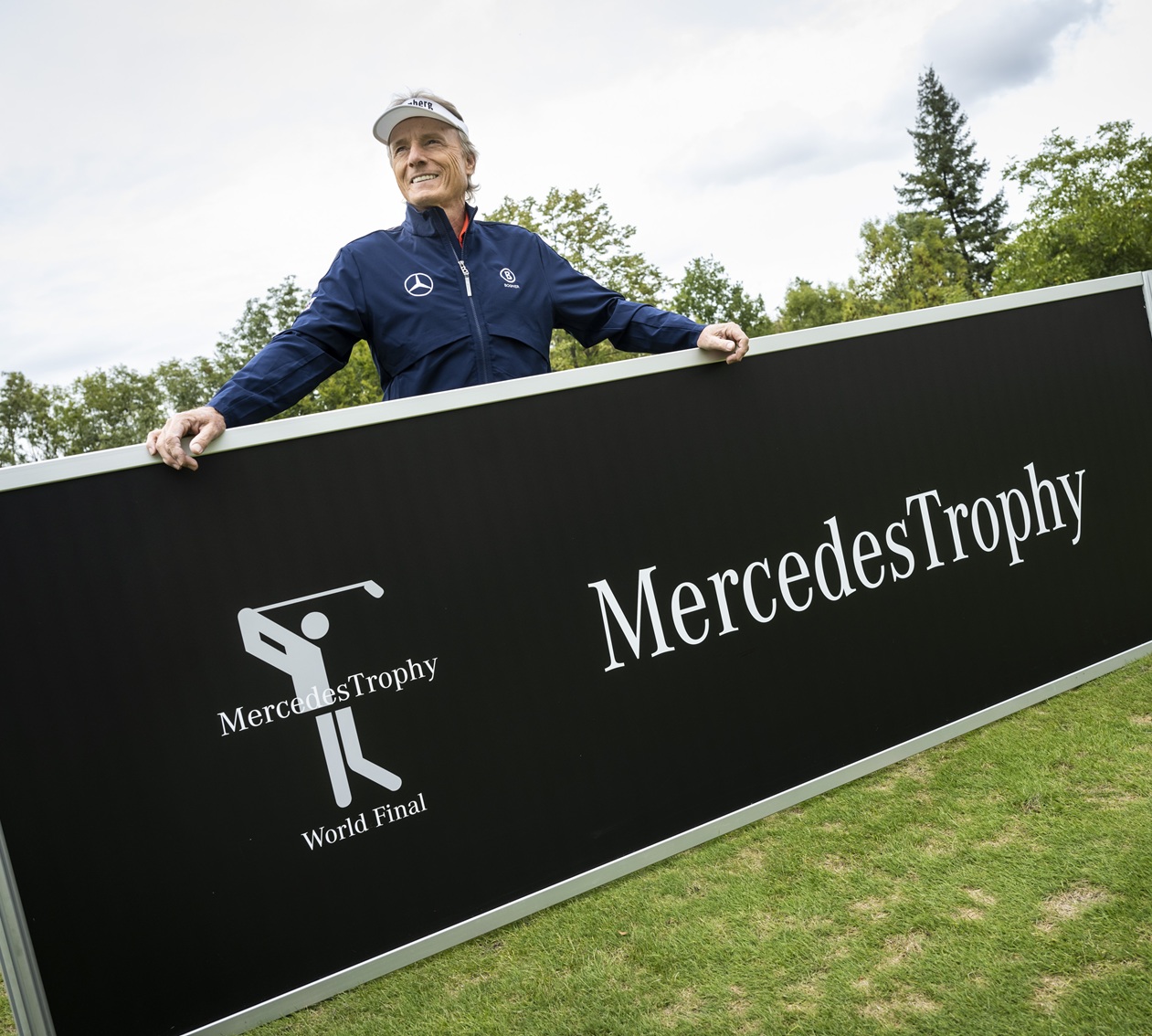 Golf | Mercedes-Benz Ein Mann hält einen Werbebanner mit der Aufschrift "MercedesTrophy".