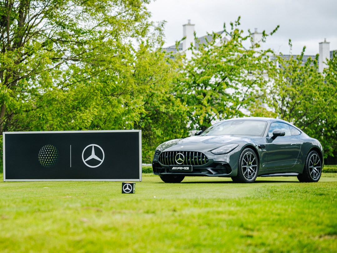 Ein schwarzes Mercedes-Benz Modell auf grünem Rasen auf einem Golfplatz.