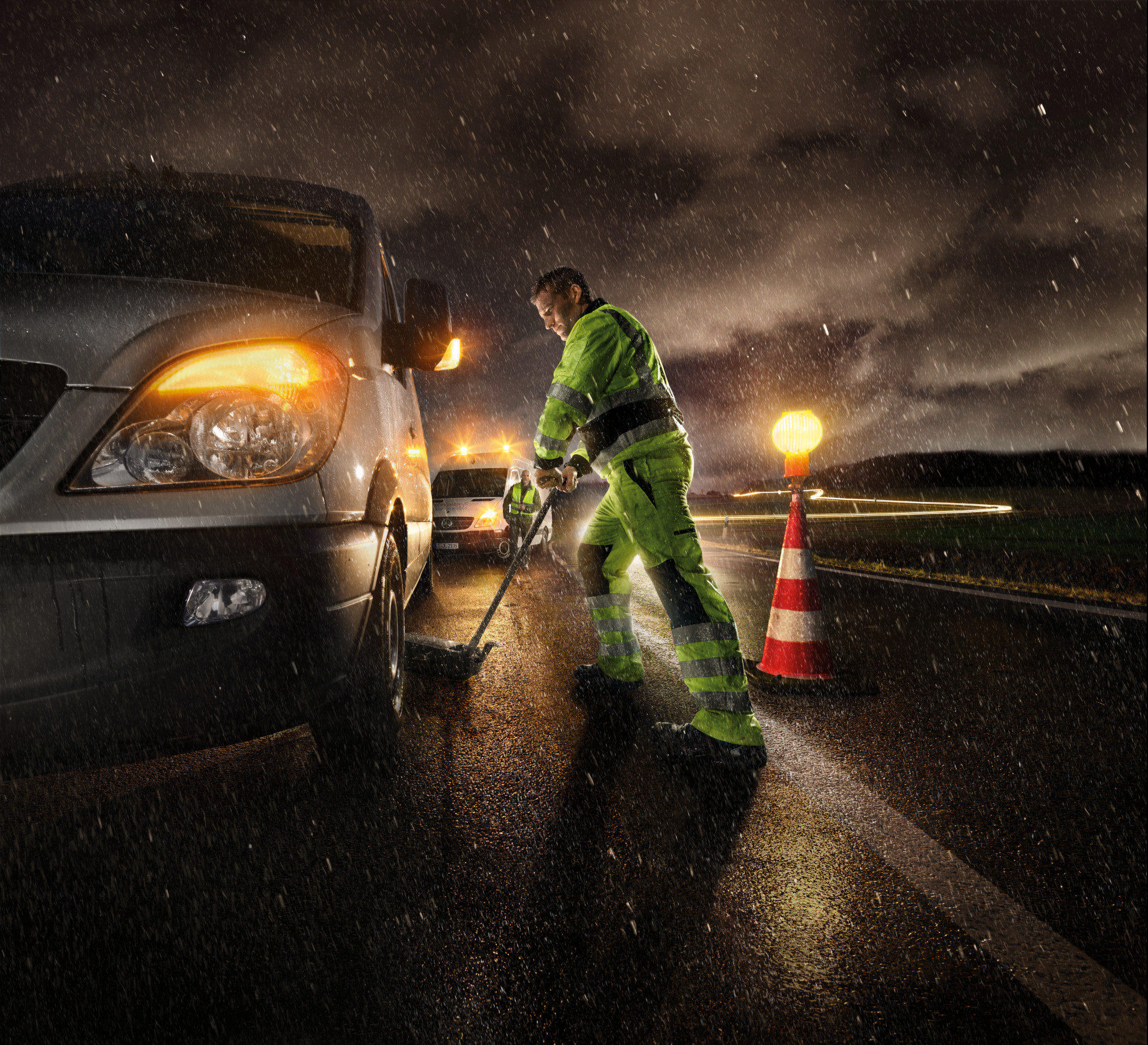 Ein Mercedes-Benz Transporter wird von einem Service Mitarbeiter auf der Straße besichtigt und auf Fahrbereitschaft geprüft. Mercedes-Benz Transporter 24 Stunden Service