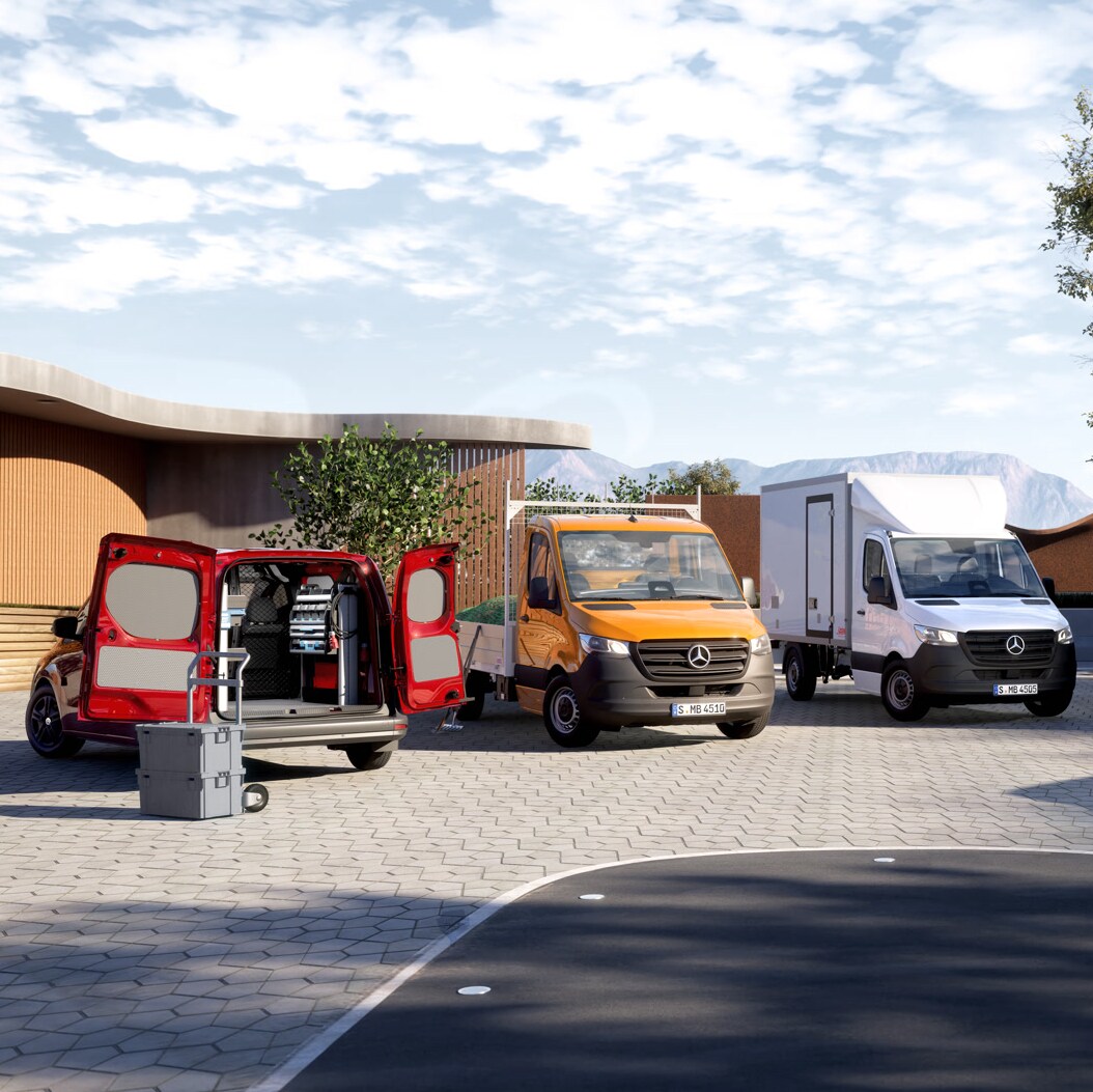 Verschiedene Fahrzeugmodelle von Mercedes-Benz stehen mit individuellen Aufbauten auf einem Parkplatz.