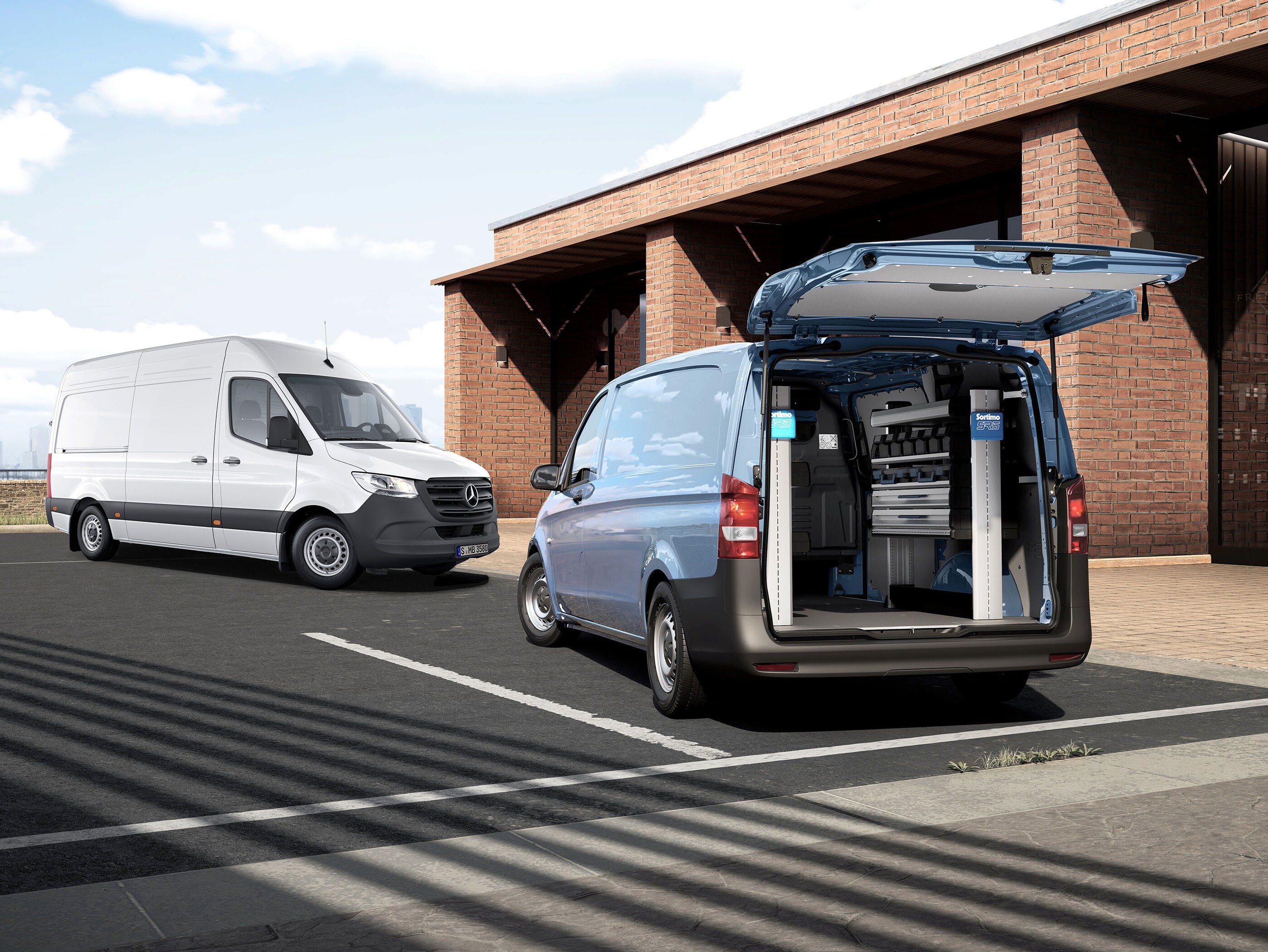 Ein weißer Sprinter steht einem blauen Vito Kastenwagen mit geöffneter Heckklappe gegenüber.