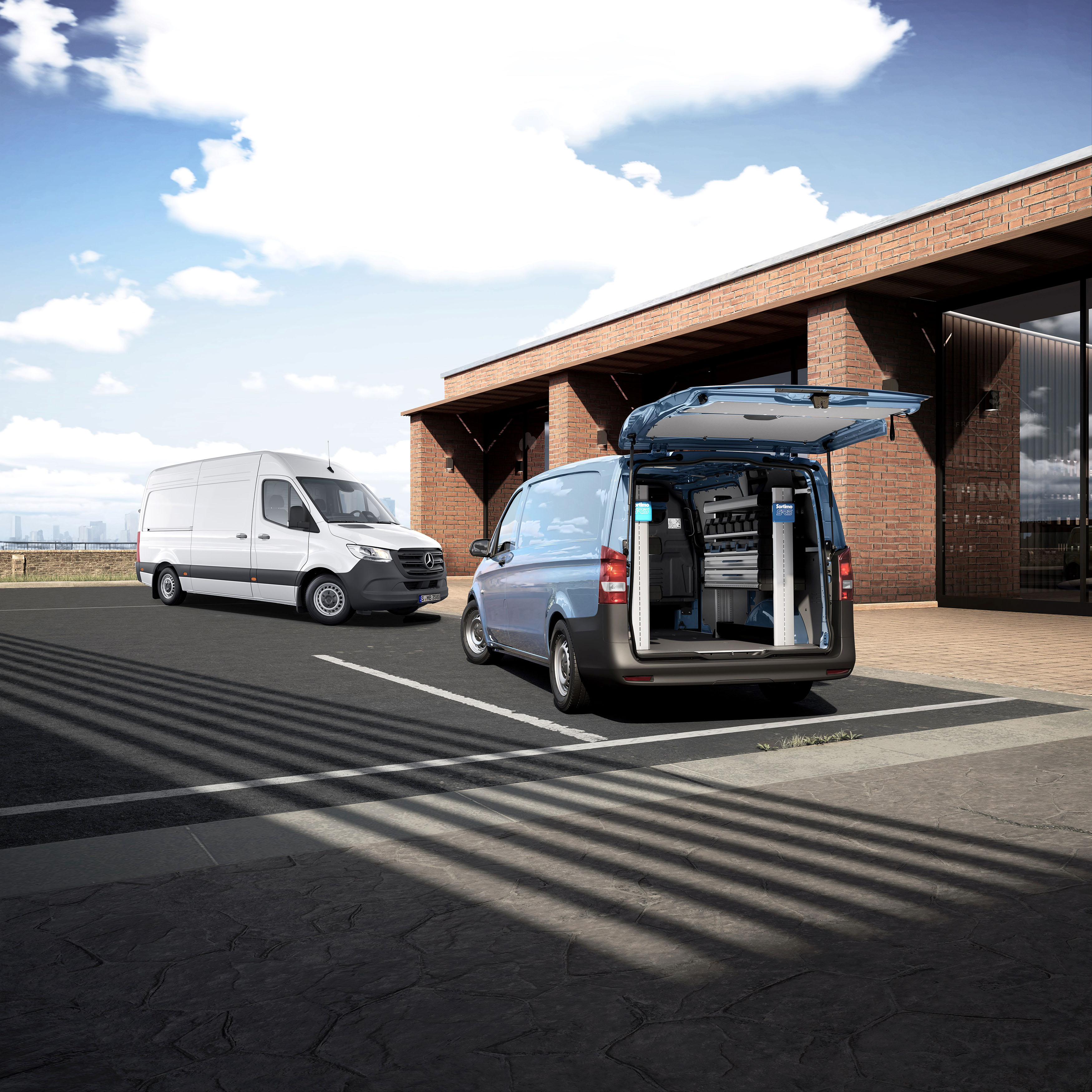 VanSolution | Mercedes-Benz Transporter. Ein weißer Sprinter steht einem blauen Vito Kastenwagen mit geöffneter Heckklappe gegenüber.
