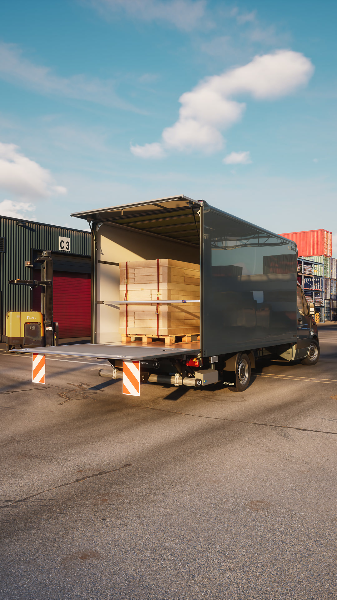 Mercedes-Benz Sprinter mit Junge-Trockenfrachtkoffer bei der Beladung – effiziente Lösung für Stückguttransport.