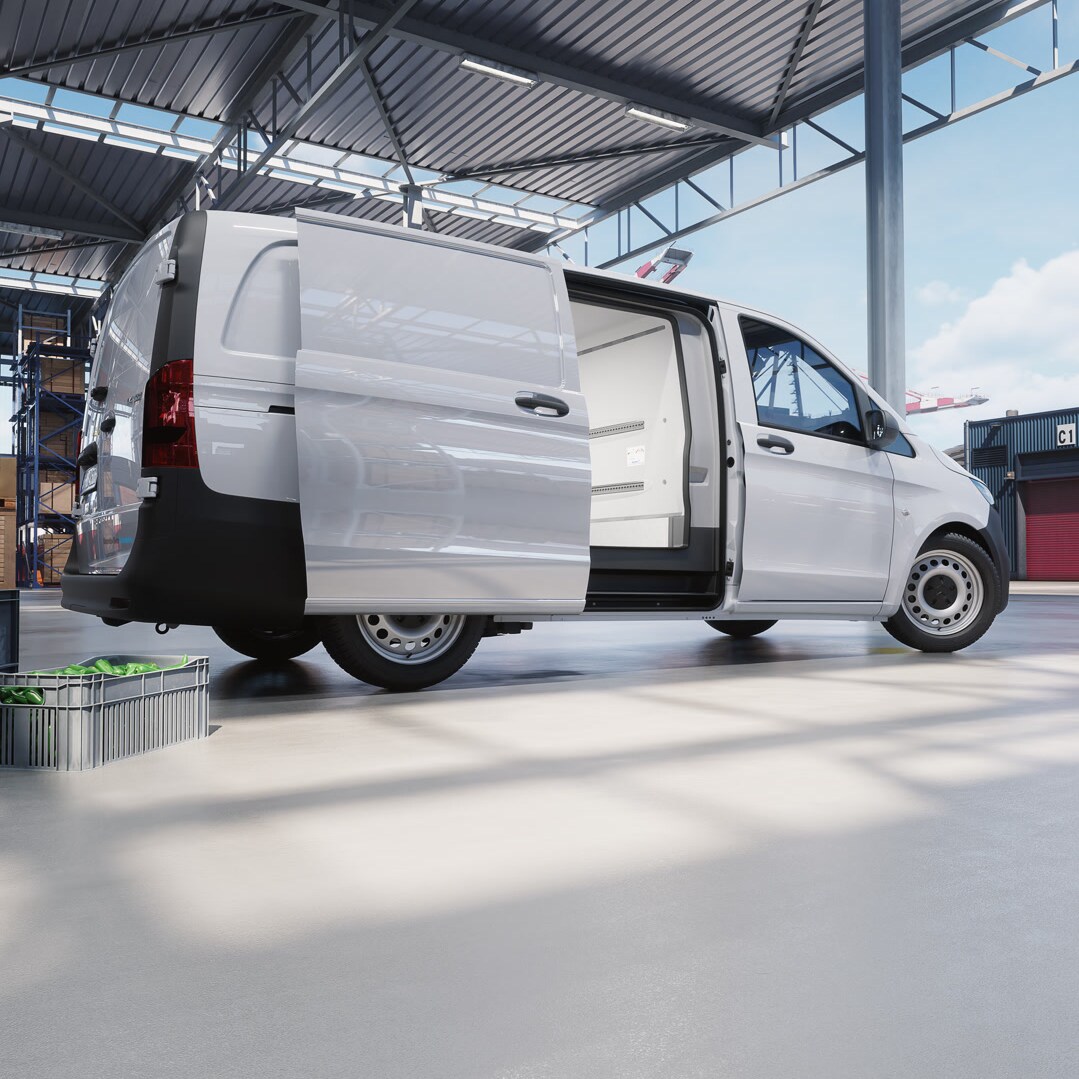 Mercedes‑Benz Vito mit Kühlaufbau steht mit geöffneter Schiebetür in einem Logistikbereich – geeignet für den Transport temperaturgeführter Waren.