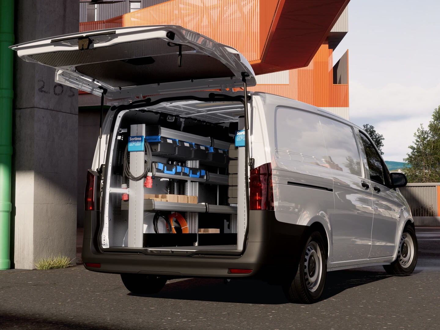 Mercedes‑Benz Transporter mit professionellem Werkstattausbau. Geöffneter Laderaum mit Regalsystemen und Boxen für effiziente Service‑, Wartungs‑ und Handwerksarbeiten im urbanen Umfeld.