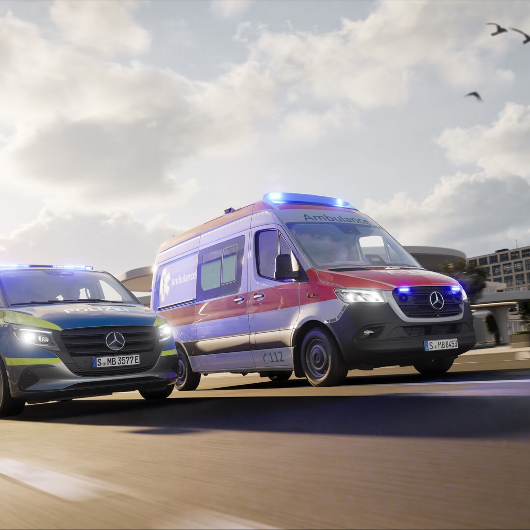 Zwei Mercedes‑Benz Sonderfahrzeuge, ein Rettungswagen auf Sprinter‑Basis und Polzeitfahrzeug mit eingeschaltetem Blaulicht fahren im urbanen Umfeld – zuverlässige Fahrzeuglösungen für Rettungs‑ und Notfalleinsätze.