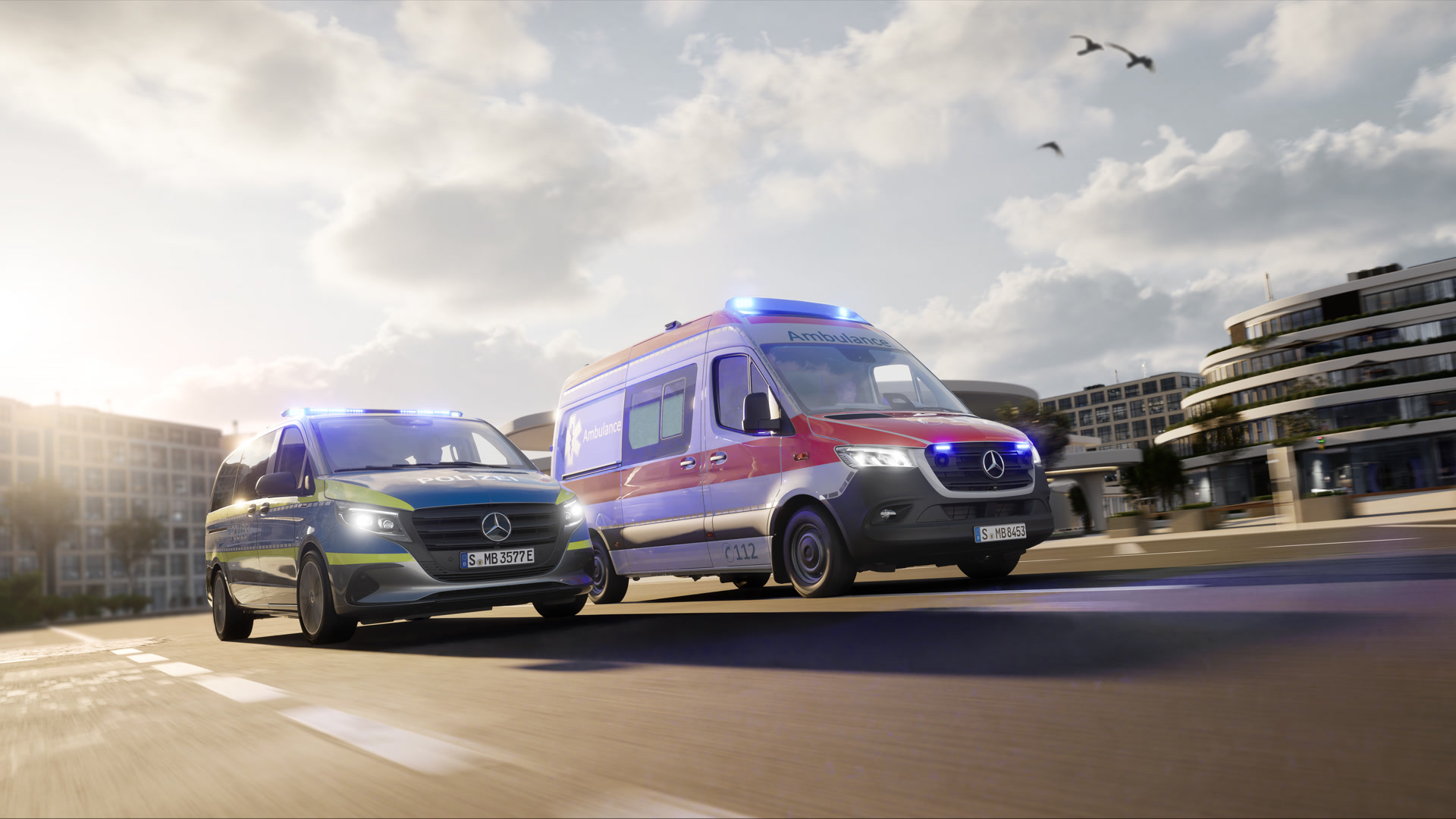 Mercedes‑Benz Rettungswagen auf Sprinter‑Basis und Einsatzvan im Notfalleinsatz. Zwei Mercedes‑Benz Sonderfahrzeuge, ein Rettungswagen auf Sprinter‑Basis und Polzeitfahrzeug mit eingeschaltetem Blaulicht fahren im urbanen Umfeld – zuverlässige Fahrzeuglösungen für Rettungs‑ und Notfalleinsätze.
