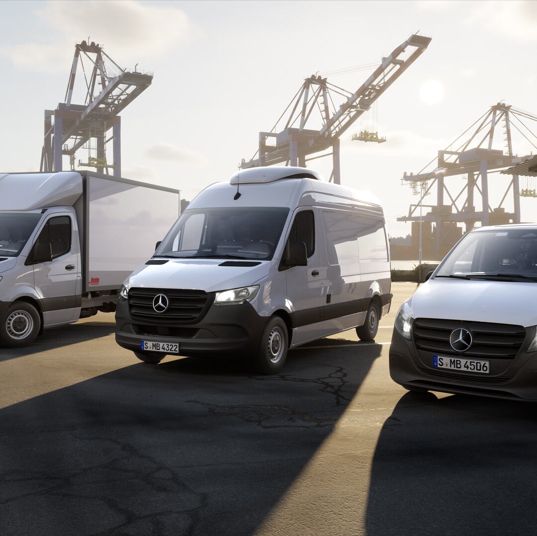Drei Mercedes-Benz Transporter stehen auf einem Containerterminal vor Hafenkränen im Logistikumfeld.